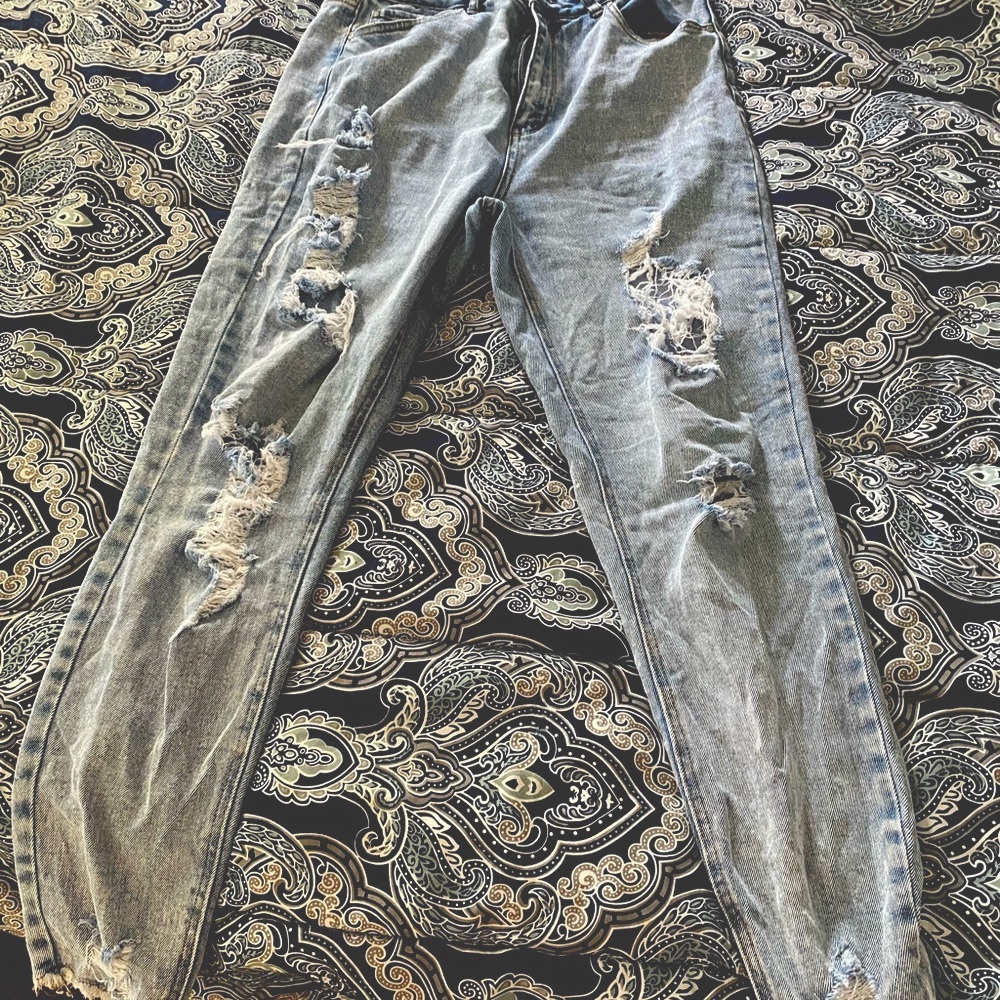 High rise, destroyed skinny jeans